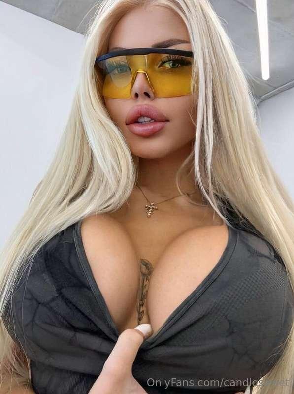 JUICY BLONDE @callmebarbiedoll WITH LONG HAIR AND BIG TITS 😍..