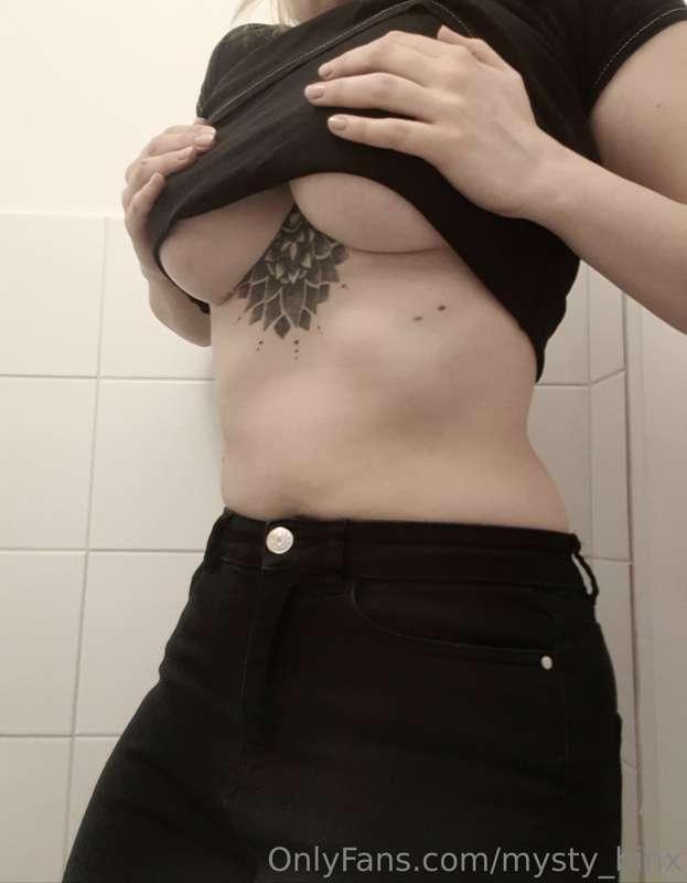 Sneaky pics at work 😘😉🖤