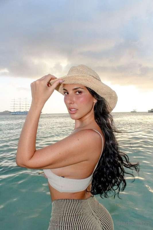 Waves and curves 🌊💋