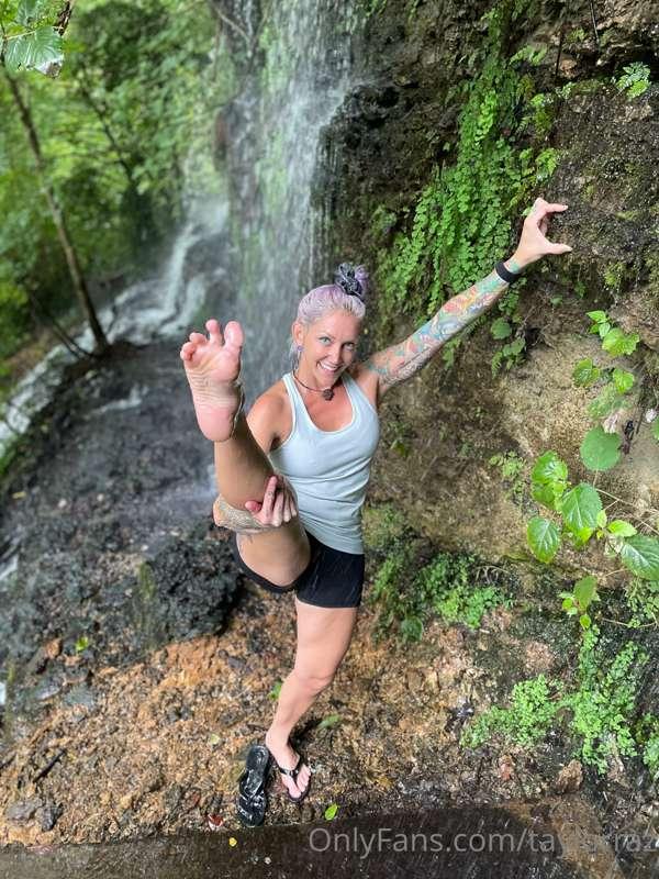I went waterfalling today! 
My nails are naked! (Rarity!) 
P..