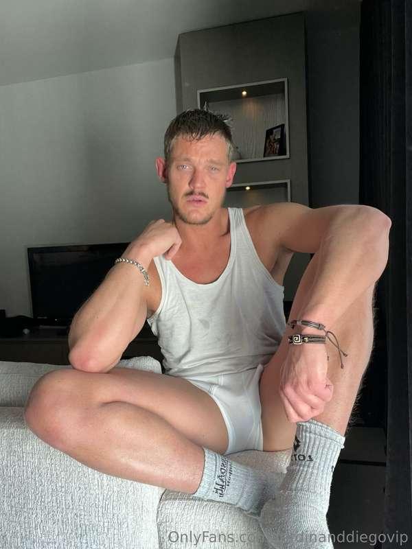 Anyone else here who loves wearing socks? Where are my fans ..
