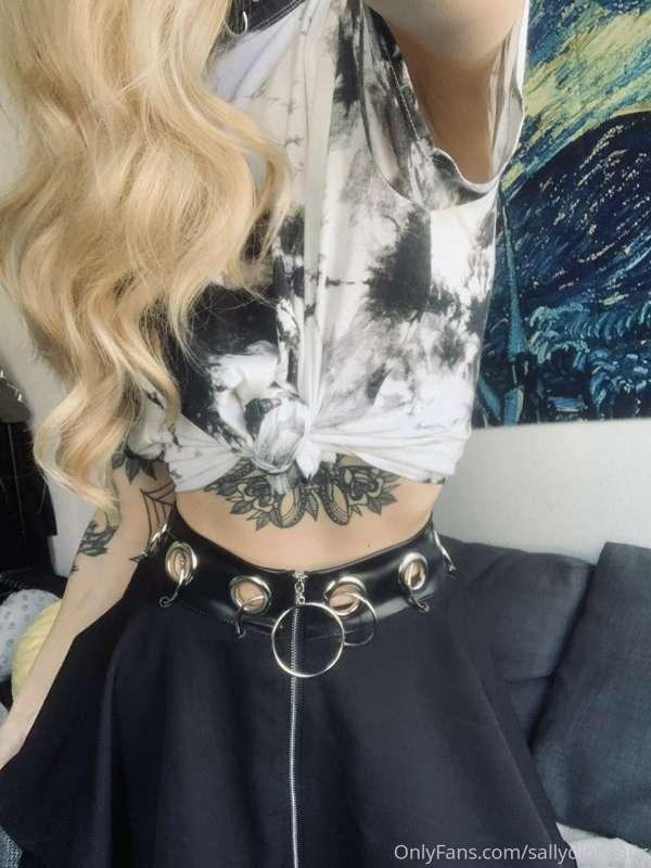 got a new wig, so there’s a new blondie who wants to shoot s..