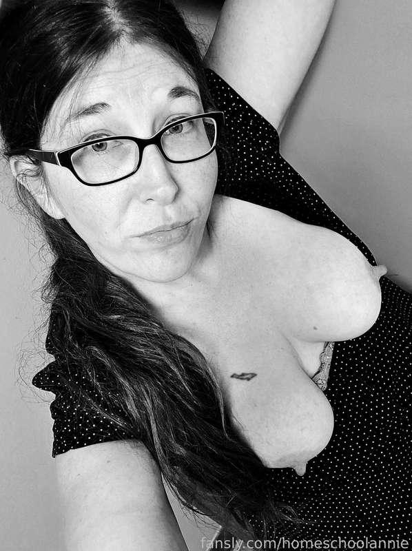 At a public restroom yesterday.

Hope you're having a good Tuesday so far.

#tits #naturaltits #glasses #milf #pawg #mom #blackandwhite #ohio