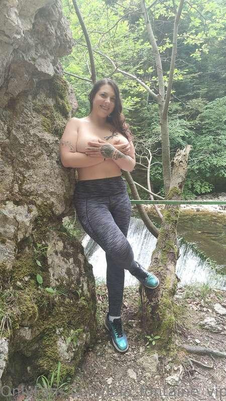 Went on a hike to a beautiful place😍
➡️ For more pics