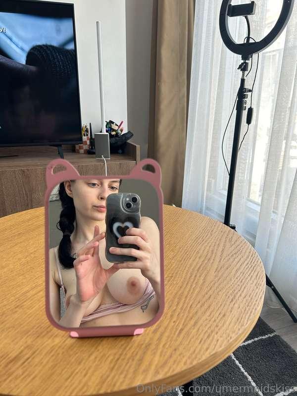 Mirror, mirror on the table – who's the cutest of them all? ..
