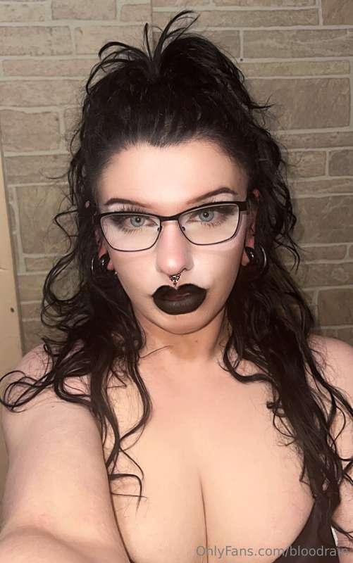 What do you guys think of my new glasses? 😘 I can’t wait to ..