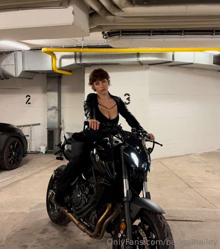 throttle in one hand, control in the other 😏🏍️i don’t ask tw..