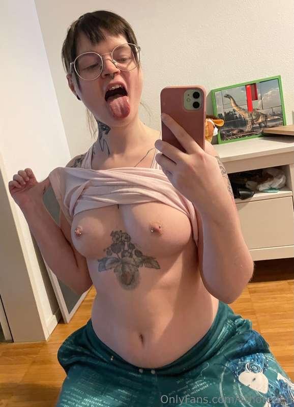 yes, sweatpants and a tanktop, I hope you'd fuck me like tha..
