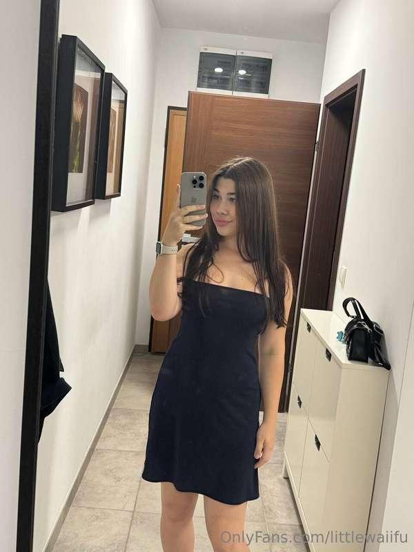 You like my dress? I think this color is really good, it loo..