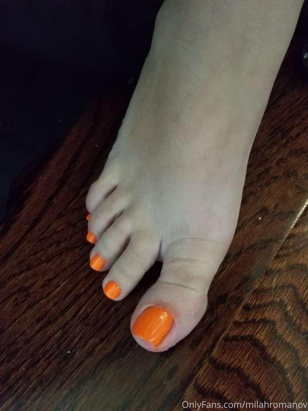 It's almost Spooky season... should i get a pedi in this col..