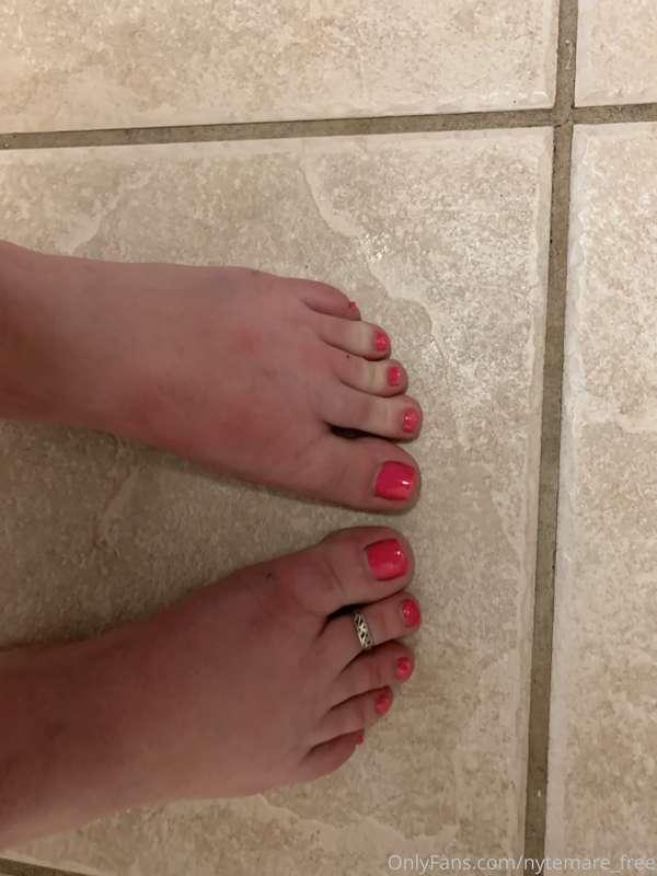 Got a pedicure today 😘😘 wanna see more??