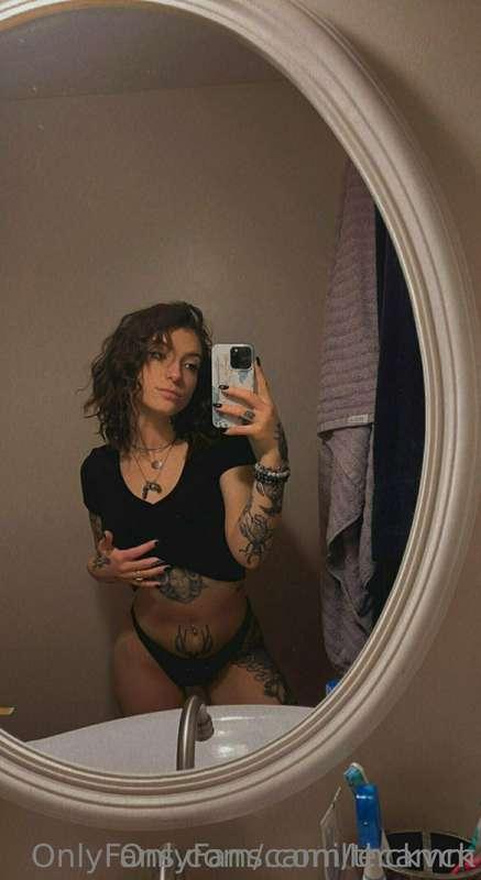 my sis @thckvck is crazy for uploading this type of content ..