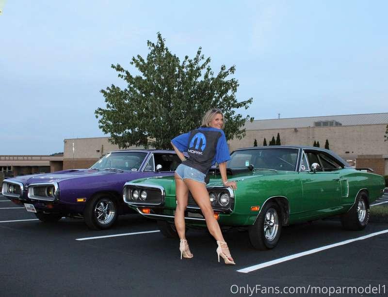 Mopar Monday!
Don't wear a Mopar shirt around me, I may stea..