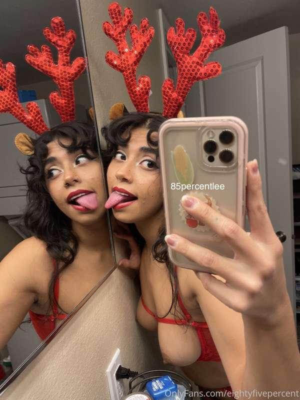 I thought these pics were too cute to not share 🥰

2 gatitas..