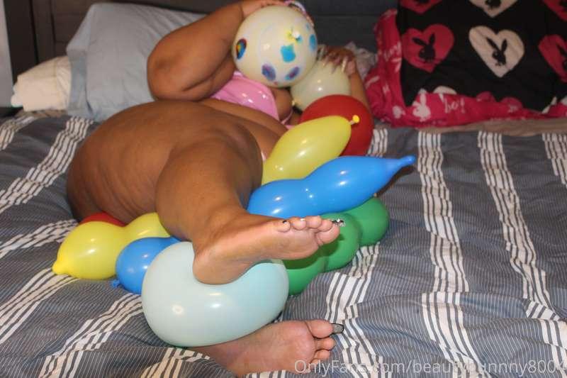 Looner Girl Plays With Balloons With Her Bare Wide Soles