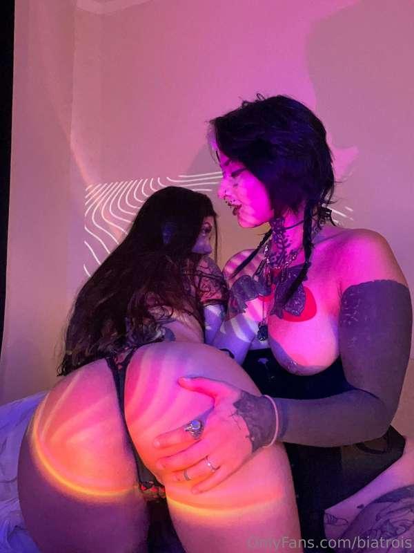 delicious asses on your screen🥵 @borderwaifu