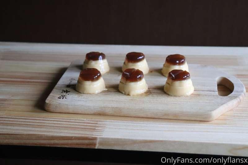 I found mini puddings at the supermarket... I want to squish..