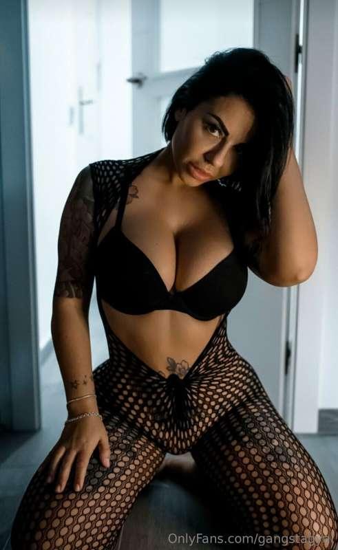 I can't believe how hot this tattooed brunette is, she has a..