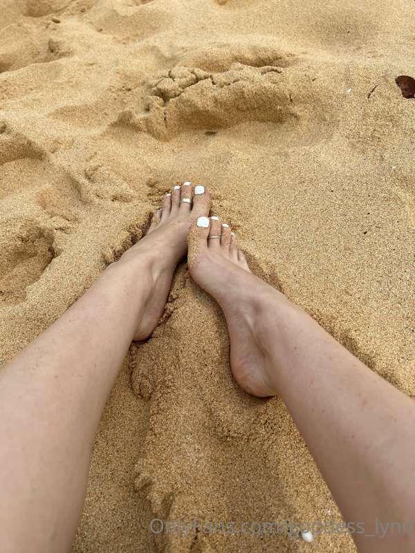 My pretty feet in the sand in hawaii!