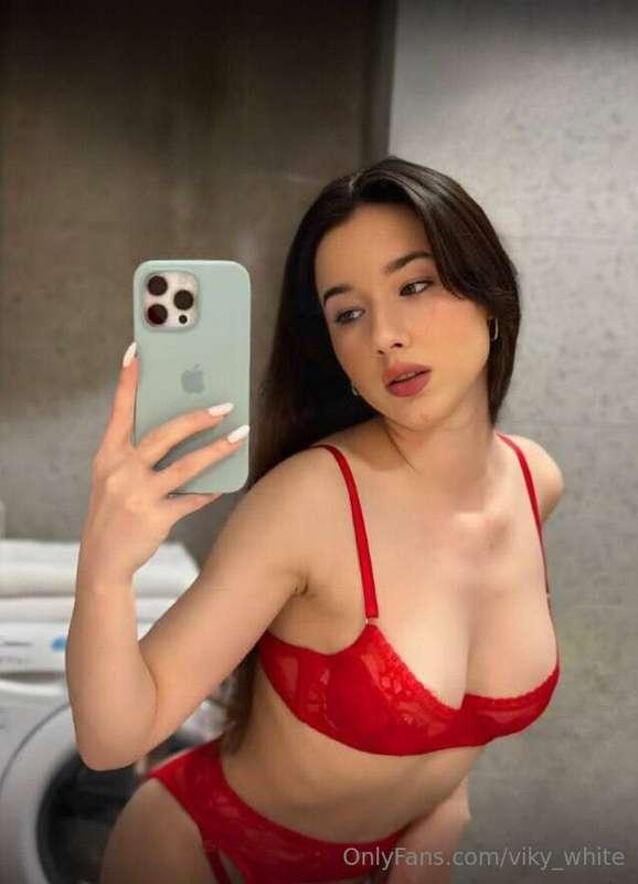 @leila_jadee Loves passionate sex, loves cum on her face and..