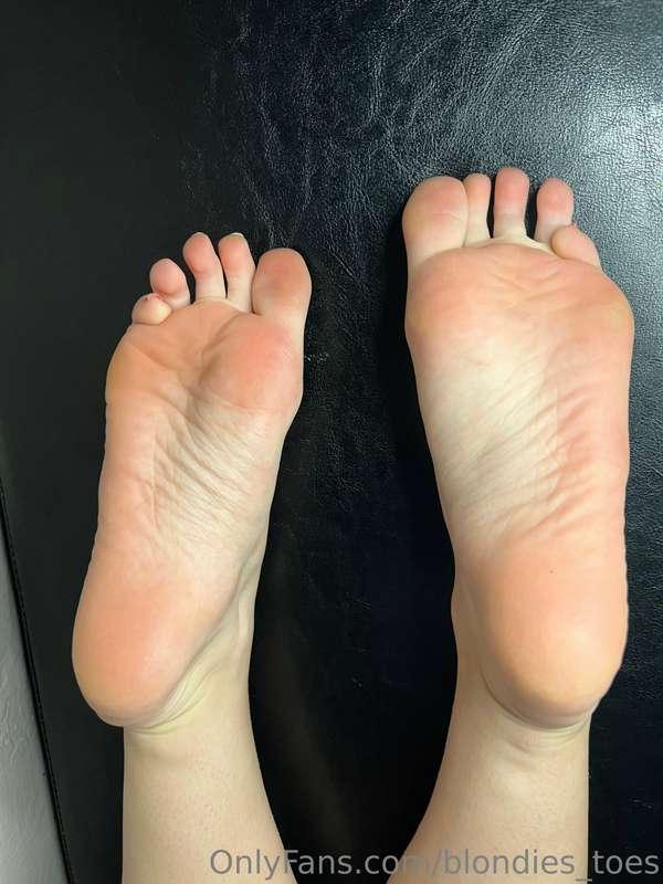 Enjoy my morning soles 🐰🦶🏻