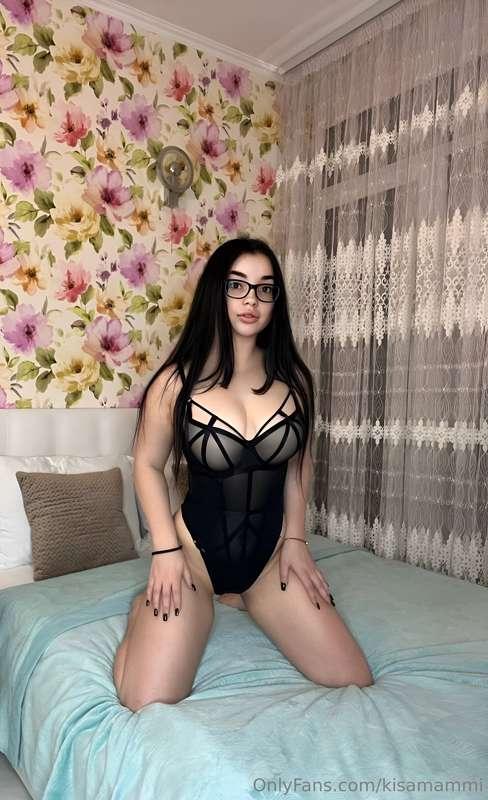 Stunning babe @frombellawithlove  wants to show daddy how we..