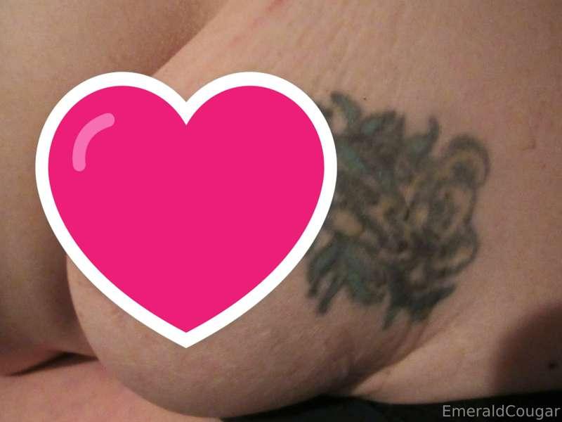 Male cum on my big belly and boob.💦💦I wish it was yours.🥰