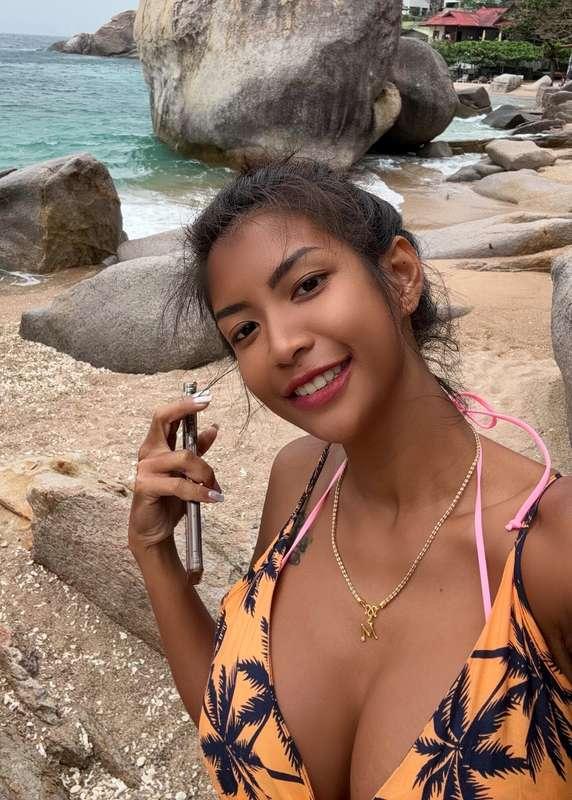 Throwback to beach vacay. Bouncing around in this cute dress..