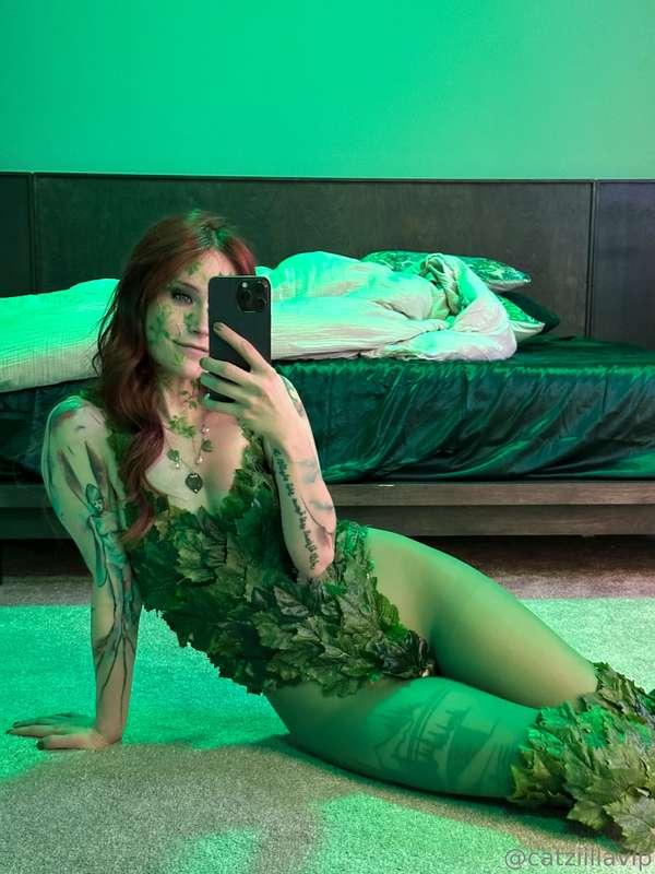 Here is a photo dump of my costume 💚☠️   Now who wants to se..