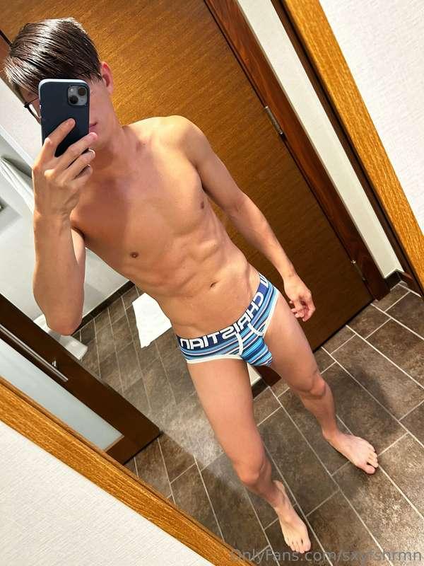 Just showing off the bulge 😈