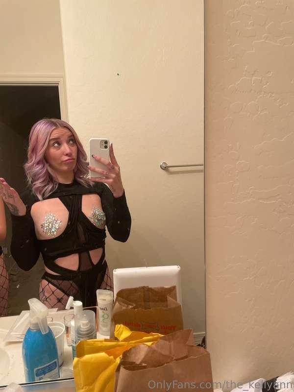 Subscribe to my **VIP** @the_kellyannvip to see a sexy video..