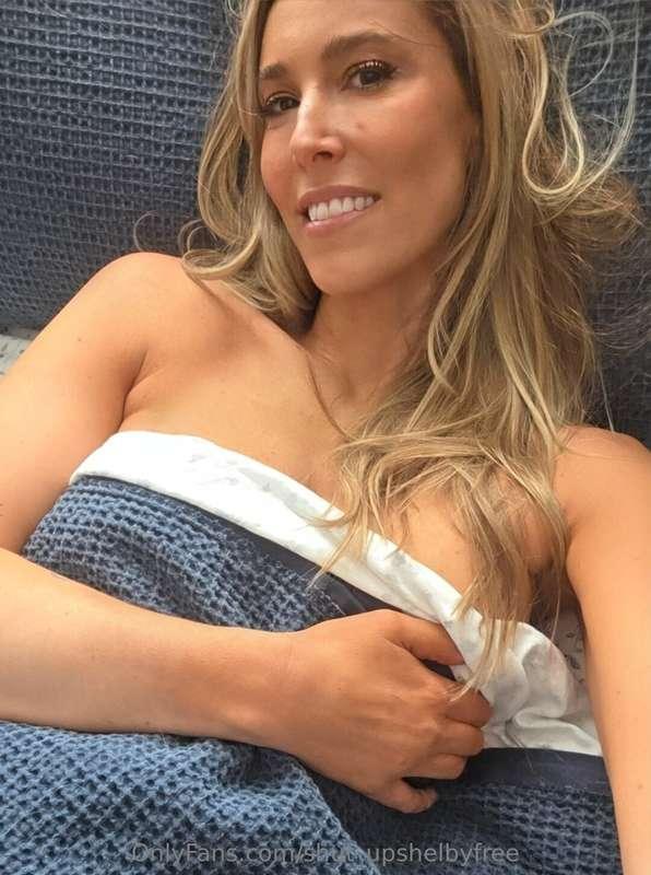 Would you stay in bed with me all day? 😏 