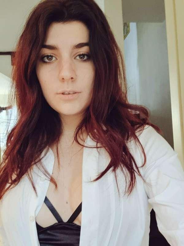 Doe eyes, pierced pussy, perfect booty 🍑 Get to know Italian..