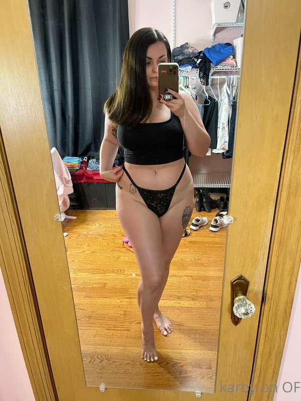 Mirror selfies in a messy room 🖤
