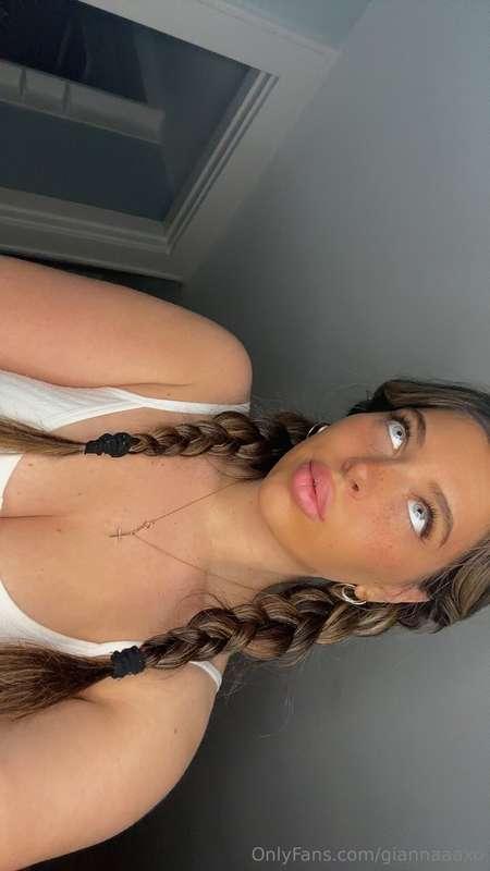 tilt you head 😘
