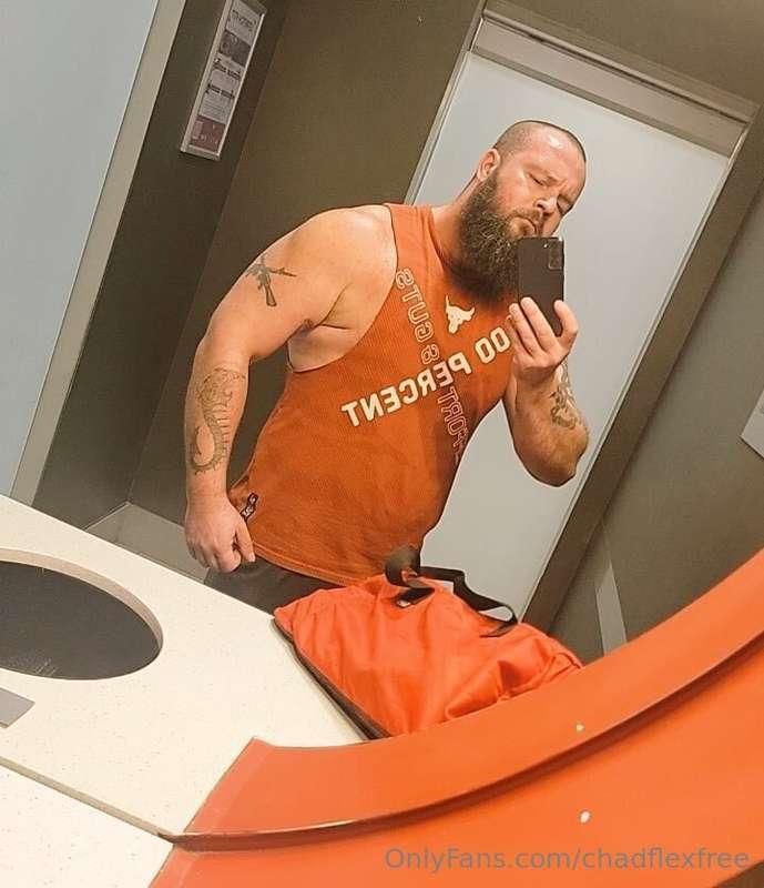 Come help me undress in the locker room and bathe my sweaty ..