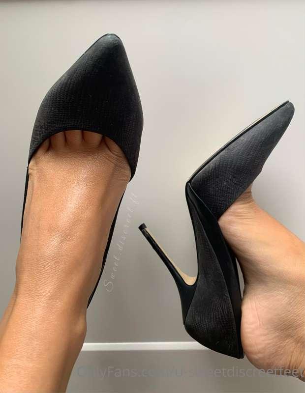 Who else gets turned on by a woman in heels? 🙋‍♀️