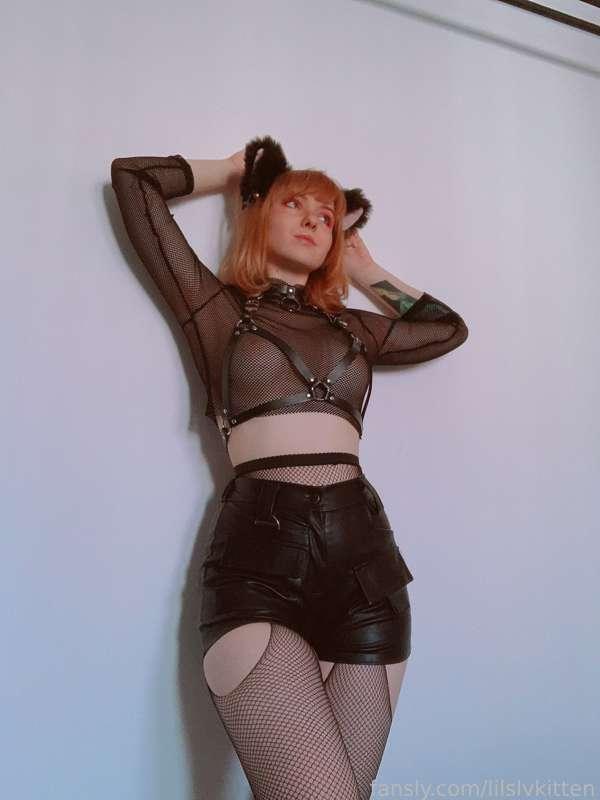 i’ll be ur goth kitten gf hehe 