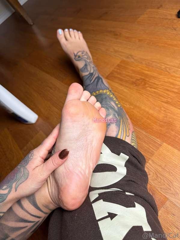 I was asked for some new feet pics ☺️👣