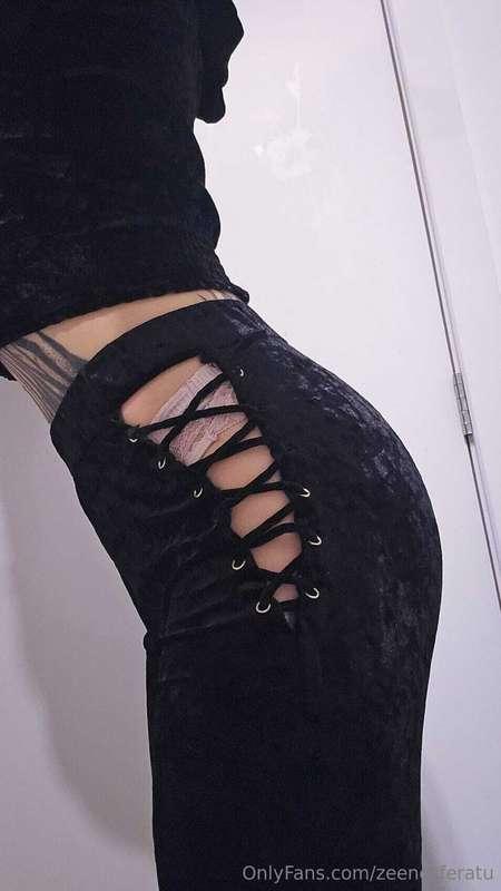 👅🖤