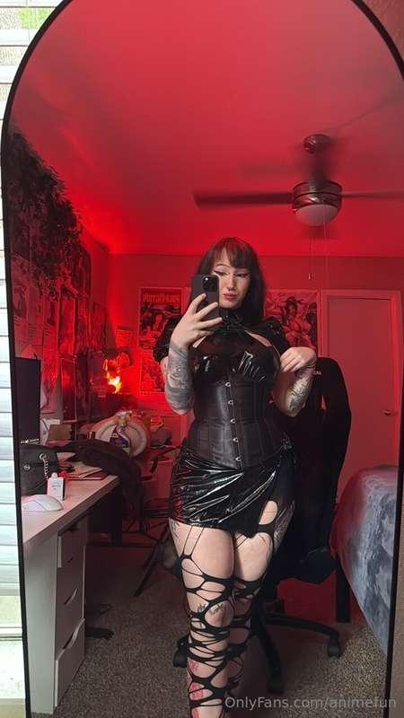 🖤 Mirror, mirror on the wall… who’s the baddest latex goddes..