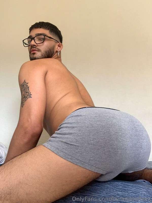 let’s spend the day on bed 🥱