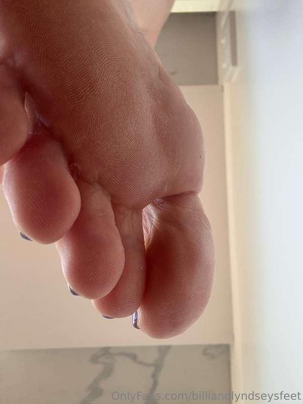 Guess who 👀👀👣👣