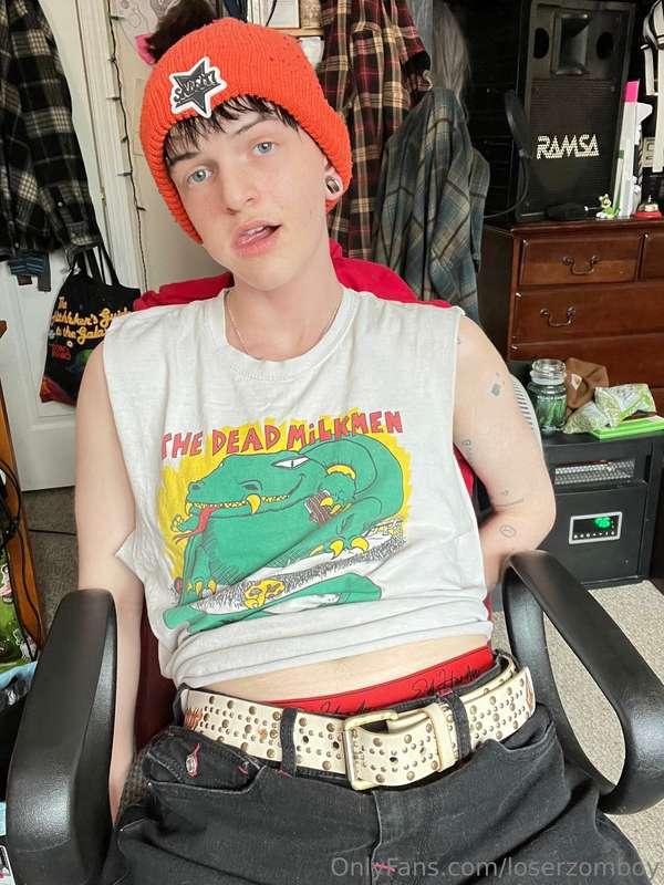 2 horny 2 get undressed