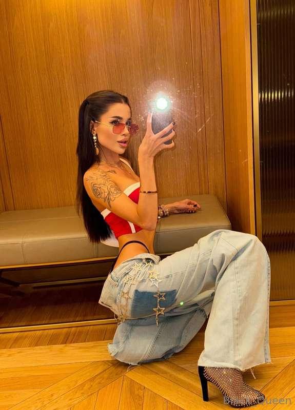 How would you caption this photo?🤩