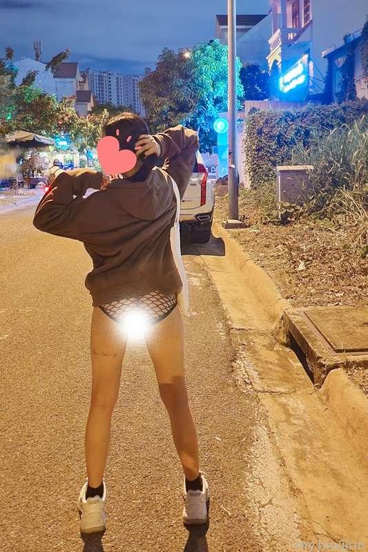 I asked a stranger to take those picture 📷
Damn I wish you was there to see his reaction 😜

#fyp #kinky #trans #public #outdoor #flash #buttplug