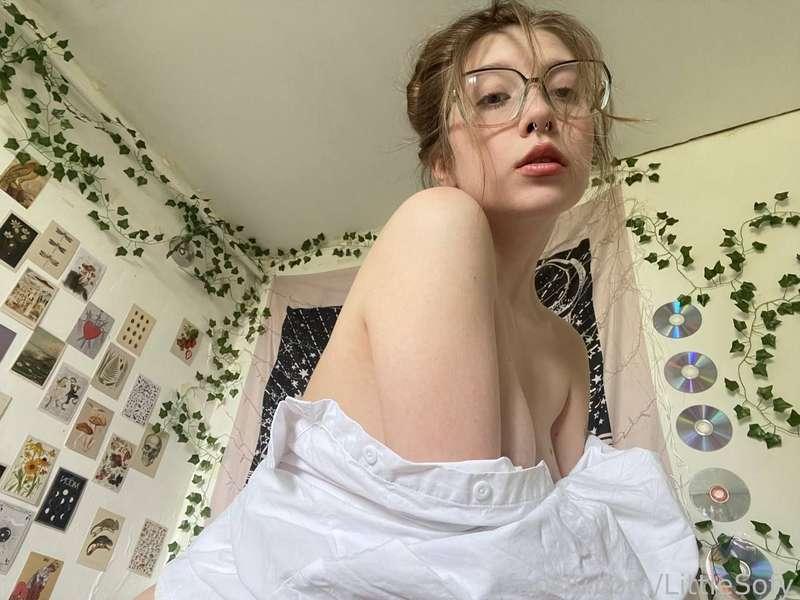Does this white shirt and glasses look good on me, honey?😇 #fyp