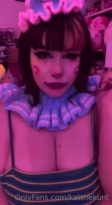 Let me show you how can this clown make your cock throb🫦 
DM..