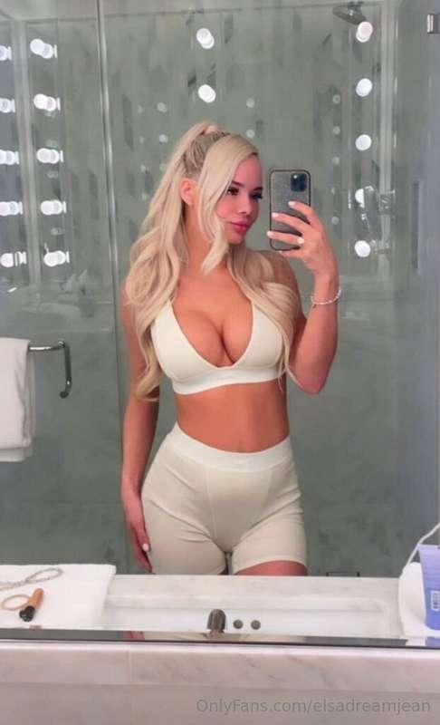 Yayyy I’m getting ready for my live show! See you sexies sup..