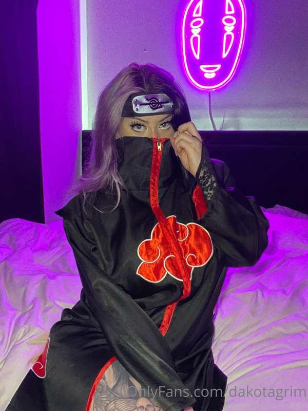 wanna see what's under this itachi cloak??? 

(the answer: v..